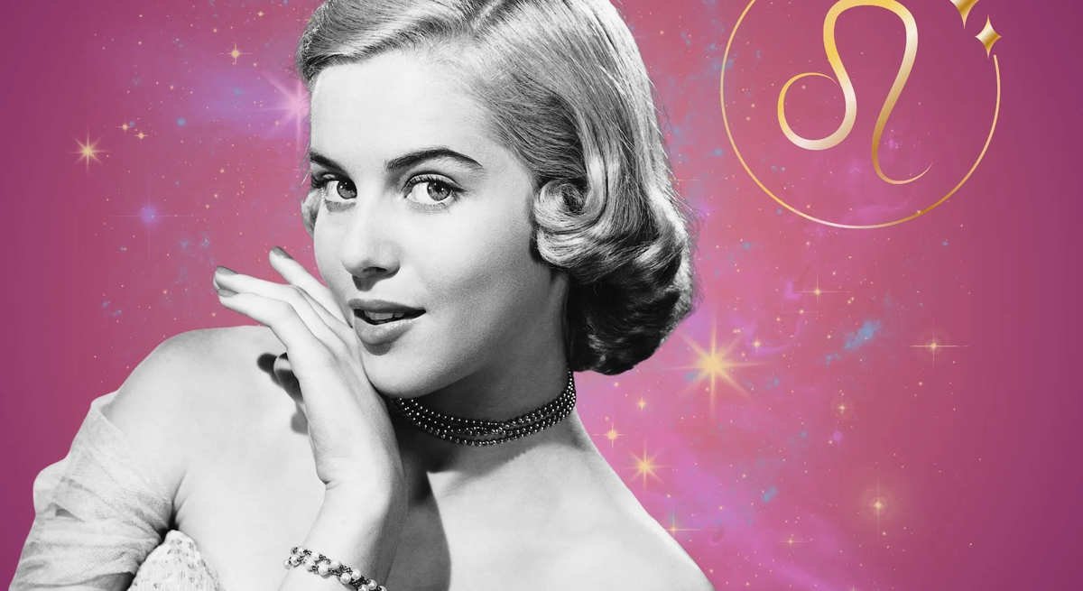 Symbolbild für das Jahreshoroskop 2026 für das Sternzeichen Löwe. Illustration einer Frau im Retrostil vor einem pink-lilafarbenen Hintergrund mit einem bunten Sternennebel und dem goldglänzenden Symbol des Sternzeichens.