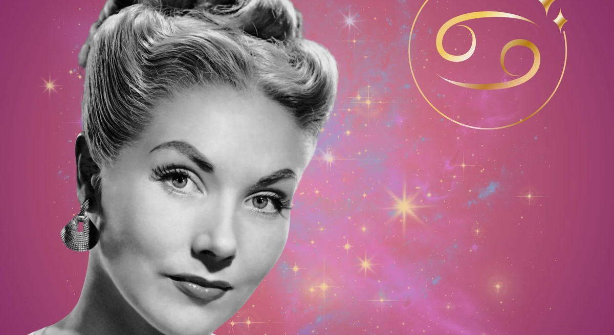Symbolbild für das Jahreshoroskop 2026 für das Sternzeichen Krebs. Illustration einer Frau im Retrostil vor einem pink-lilafarbenen Hintergrund mit einem bunten Sternennebel und dem goldglänzenden Symbol des Sternzeichens.