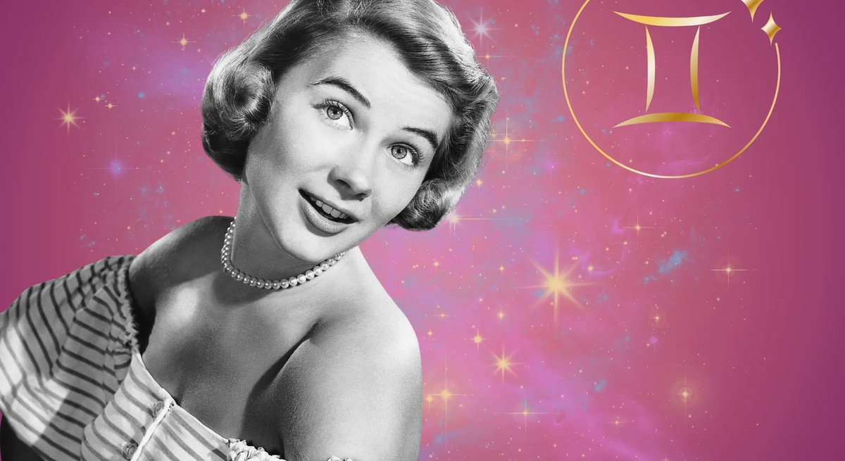 Symbolbild für das Jahreshoroskop 2026 für das Sternzeichen Zwillinge. Illustration einer Frau im Retrostil vor einem pink-lilafarbenen Hintergrund mit einem bunten Sternennebel und dem goldglänzenden Symbol des Sternzeichens.