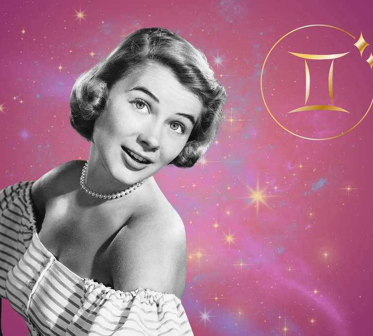 Symbolbild für das Jahreshoroskop 2026 für das Sternzeichen Zwillinge. Illustration einer Frau im Retrostil vor einem pink-lilafarbenen Hintergrund mit einem bunten Sternennebel und dem goldglänzenden Symbol des Sternzeichens. | © Getty Images/ Stockbyte, Bombdesign und Artulina via Canva.com [M]