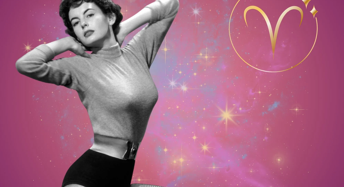 Symbolbild für das Jahreshoroskop 2026 für das Sternzeichen Widder. Illustration einer Frau im Retrostil vor einem pink-lilafarbenen Hintergrund mit einem bunten Sternennebel und dem goldglänzenden Symbol des Sternzeichens.