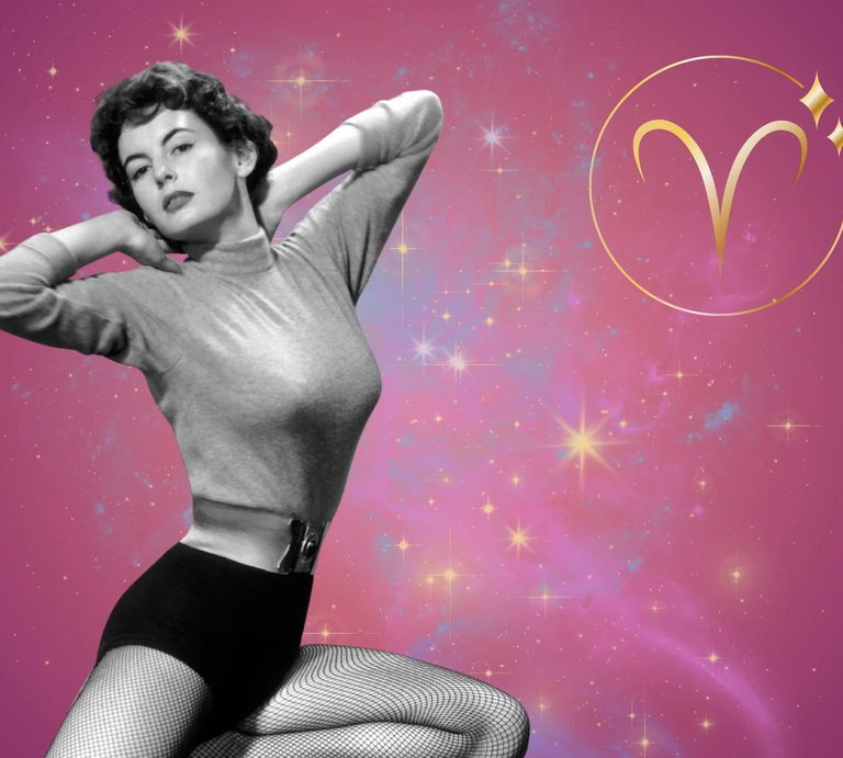 Symbolbild für das Jahreshoroskop 2026 für das Sternzeichen Widder. Illustration einer Frau im Retrostil vor einem pink-lilafarbenen Hintergrund mit einem bunten Sternennebel und dem goldglänzenden Symbol des Sternzeichens. | © Getty Images/ George Marks, Bombdesign und Artulina via Canva.com [M]