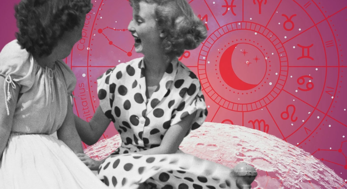 Zwei lachende Frauen sitzen nebeneinander vor einem pink-lilafarbenen Hintergrund mit Mond, Sternzeichenkreis und astrologischen Symbolen – sinnbildlich für ein Wochenhoroskop.