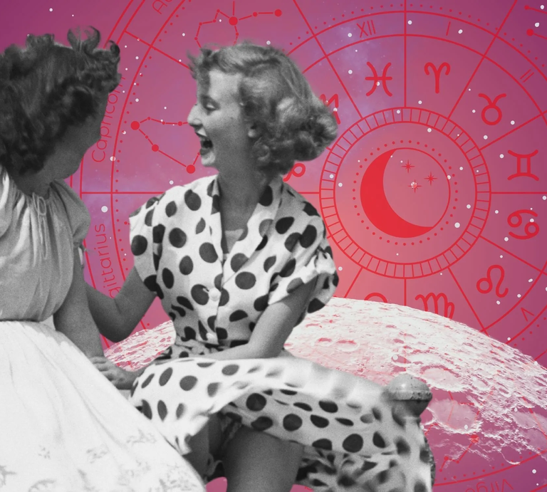 Zwei lachende Frauen sitzen nebeneinander vor einem pink-lilafarbenen Hintergrund mit Mond, Sternzeichenkreis und astrologischen Symbolen – sinnbildlich für ein Wochenhoroskop. | © Getty Images/ Bert Hardy, WinWin.artlab, sceptical cactus, OyoyStudio und kucingpink/ mohamad imron hamsyah via Canva.com [M]