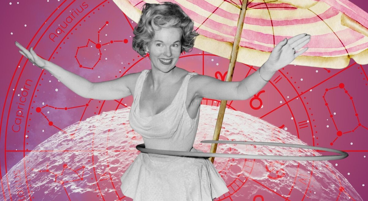 Schwarz-weißes Vintage-Foto einer lachenden Frau im Badeanzug mit Hula-Hoop-Reifen, vor pinkem astrologischem Hintergrund mit Sternzeichen und großem Sonnenschirm.