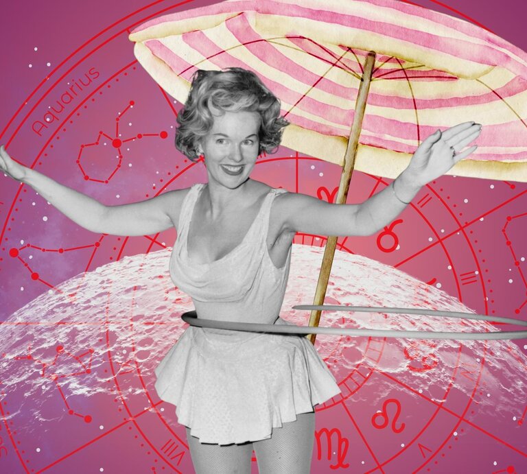 Schwarz-weißes Vintage-Foto einer lachenden Frau im Badeanzug mit Hula-Hoop-Reifen, vor pinkem astrologischem Hintergrund mit Sternzeichen und großem Sonnenschirm. | © Getty Images/ Central Press, WinWin.artlab, sceptical cactus, OyoyStudio, kucingpink/ mohamad imron hamsyah und young generation team.co/ ncp18 via Canva.com [M]
