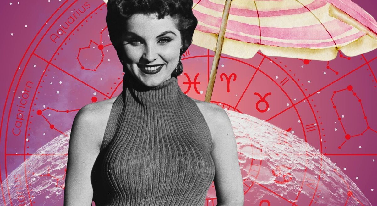 Schwarz-weißes Vintage-Foto einer lächelnden Frau im ärmellosen Rollkragenkleid mit breitem Gürtel, vor pinkem astrologischem Hintergrund mit Sternzeichen und großem Sonnenschirm.