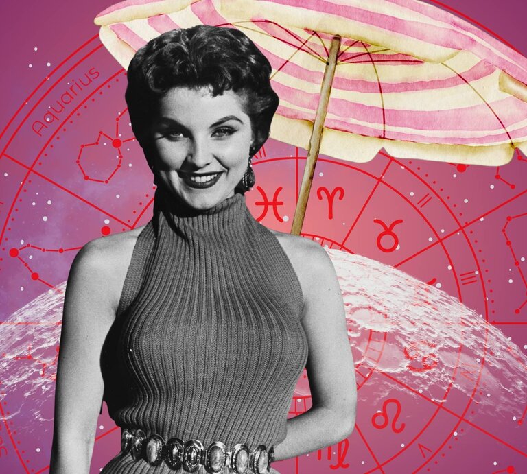 Schwarz-weißes Vintage-Foto einer lächelnden Frau im ärmellosen Rollkragenkleid mit breitem Gürtel, vor pinkem astrologischem Hintergrund mit Sternzeichen und großem Sonnenschirm. | © Getty Images/ Pictorial Parade, WinWin.artlab, sceptical cactus, OyoyStudio, kucingpink/ mohamad imron hamsyah und young generation team.co/ ncp18 via Canva.com [M]