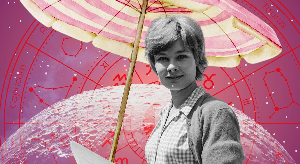 Schwarz-weißes Vintage-Foto einer lächelnden Frau im karierten Hemd und Strickjacke, die einen Ordner in der Hand hält, vor pinkem astrologischem Hintergrund mit Sternzeichen und großem Sonnenschirm.
