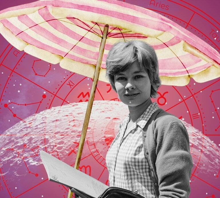Schwarz-weißes Vintage-Foto einer lächelnden Frau im karierten Hemd und Strickjacke, die einen Ordner in der Hand hält, vor pinkem astrologischem Hintergrund mit Sternzeichen und großem Sonnenschirm. | © Getty Images/ Evening Standard, WinWin.artlab, sceptical cactus, OyoyStudio, kucingpink/ mohamad imron hamsyah und young generation team.co/ ncp18 via Canva.com [M]