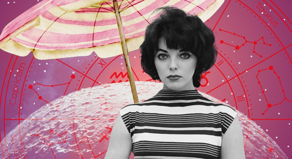 Schwarz-weißes Vintage-Foto einer ernst blickenden Frau im gestreiften ärmellosen Oberteil, vor pinkem astrologischem Hintergrund mit Sternzeichen und großem Sonnenschirm.
