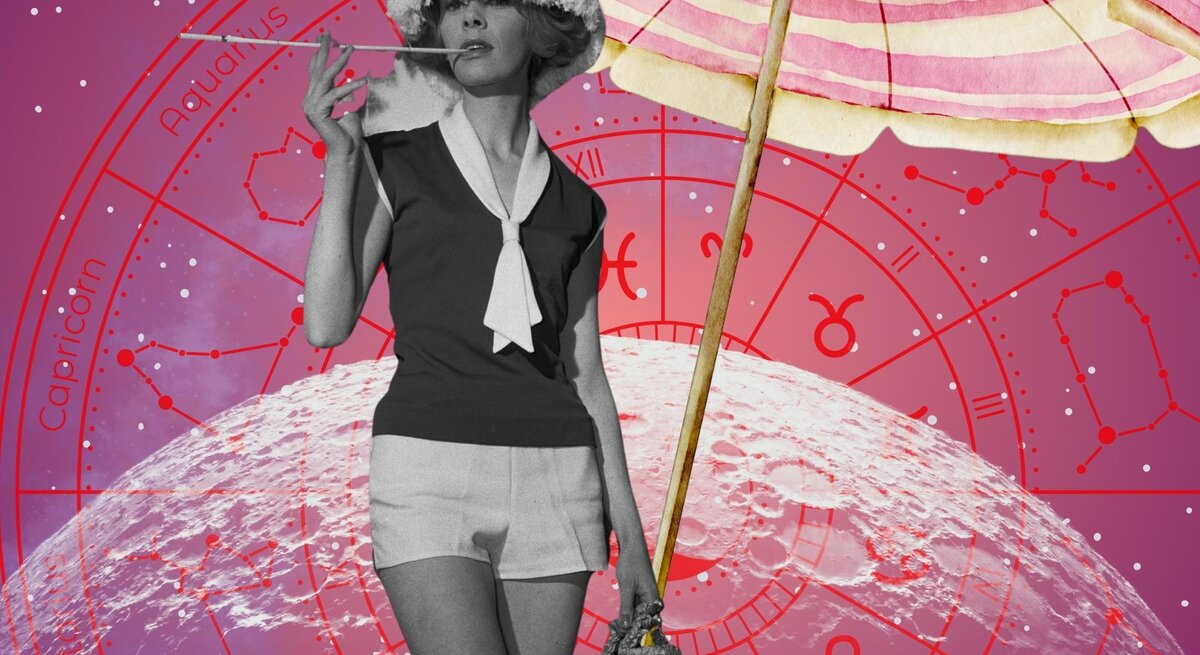 Schwarz-weißes Vintage-Foto einer Frau in Shorts, ärmellosem Oberteil und Hut, die einen Strohhalm im Mund hält, vor pinkem astrologischem Hintergrund mit Sternzeichen und großem Sonnenschirm.