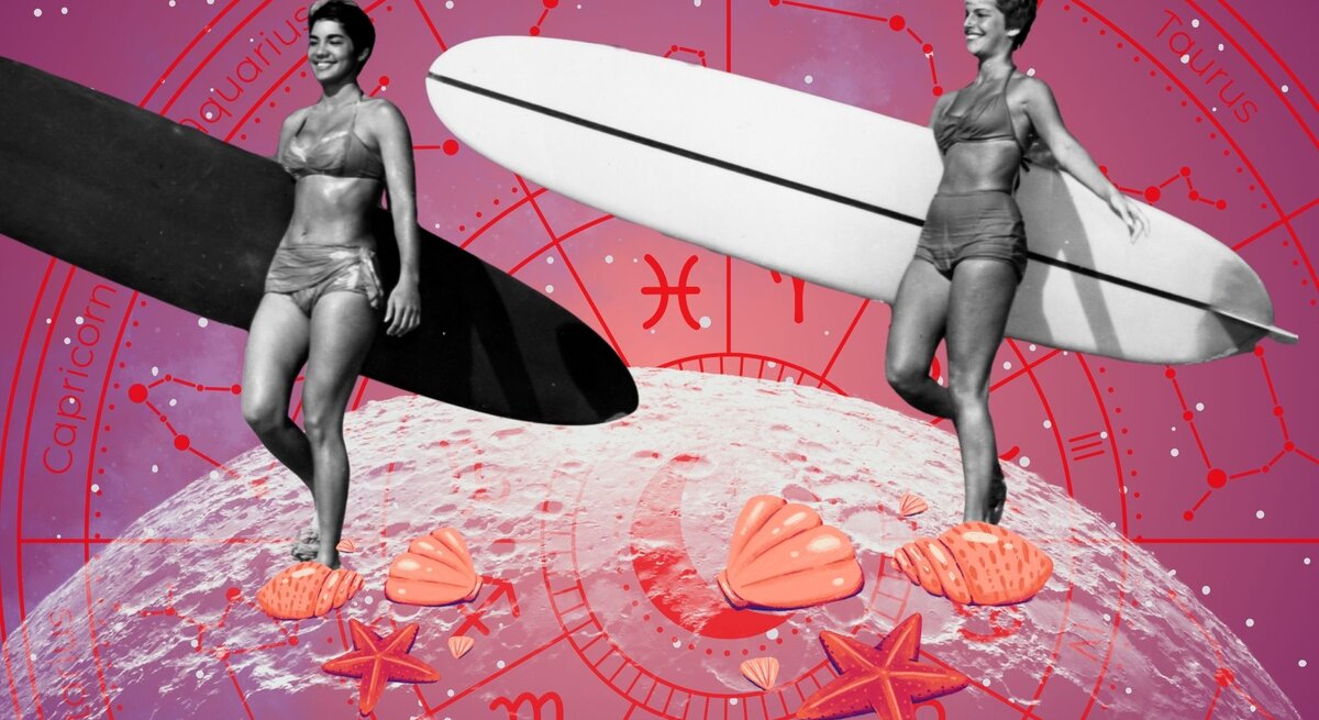 Zwei Frauen in Vintage-Bademode tragen Surfbretter, vor einem astrologischen Hintergrund mit Tierkreiszeichen und Muscheln, Symbol für Freiheit und Abenteuerlust.