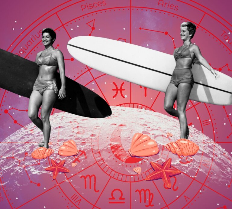 Zwei Frauen in Vintage-Bademode tragen Surfbretter, vor einem astrologischen Hintergrund mit Tierkreiszeichen und Muscheln, Symbol für Freiheit und Abenteuerlust. | © Getty Images/ Marka, WinWin.artlab, sceptical cactus, OyoyStudio, kucingpink/ mohamad imron hamsyah und sketchify/ Jea Gaviña via Canva.com [M]