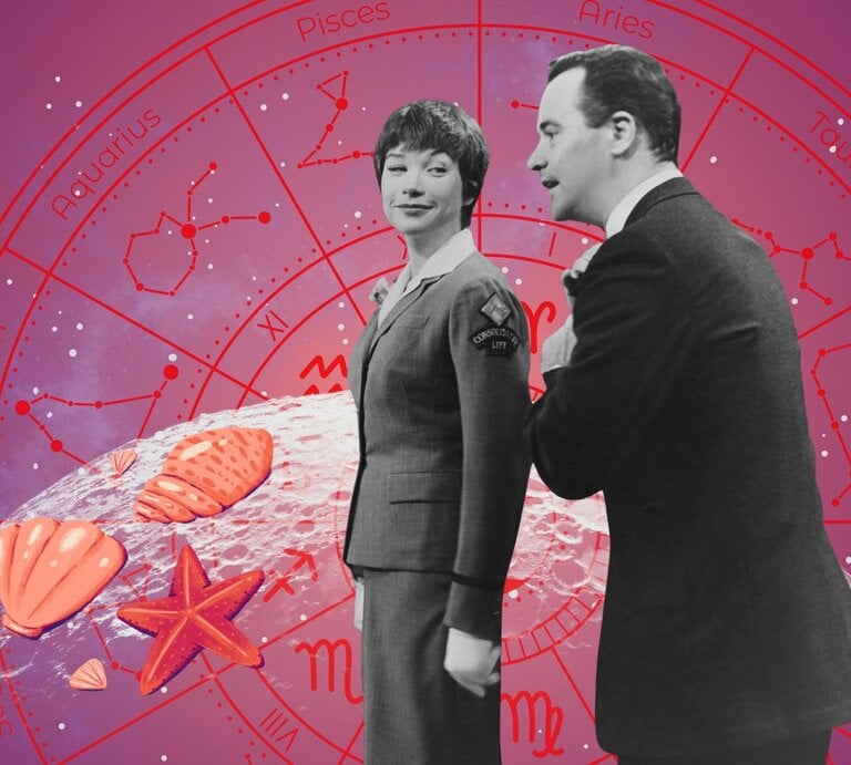 Eine Frau im Kostüm und ein Mann im Anzug stehen vor einem Tierkreis-Hintergrund, Muscheln und Sternbildern, im Stil der 60er Jahre. | © Getty Images/ Screen Archives, WinWin.artlab, sceptical cactus, OyoyStudio, kucingpink/ mohamad imron hamsyah und sketchify/ Jea Gaviña via Canva.com [M]