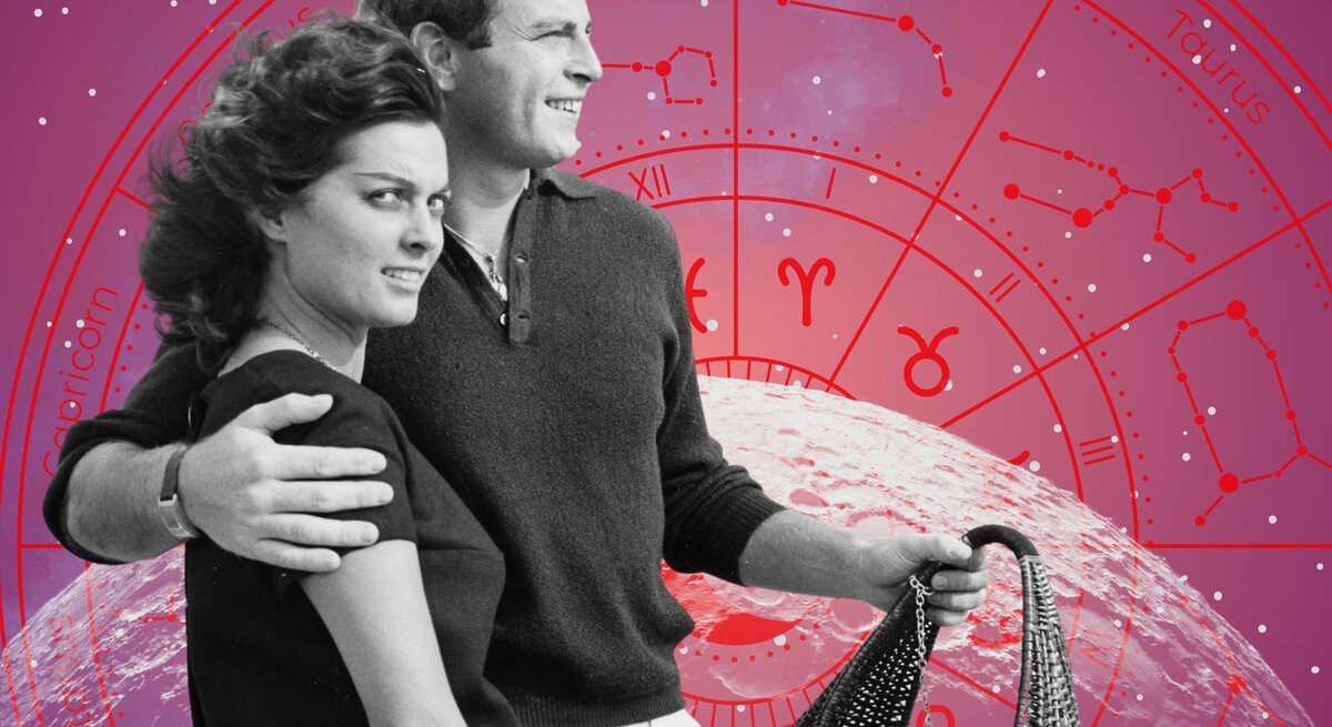 Ein Paar im Vintage-Look steht Arm in Arm vor einem astrologischen Hintergrund mit Sternzeichenrad und Muscheln.