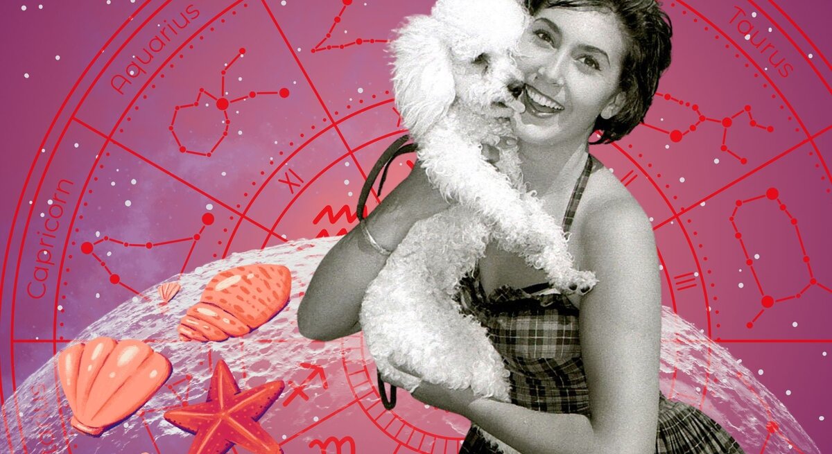 Frau in Retro-Badeanzug hält lächelnd einen weißen Pudel im Arm, vor einem pink-violetten Hintergrund mit Tierkreiszeichen, Sternenkonstellationen und Muscheln auf einer Mondsichel.