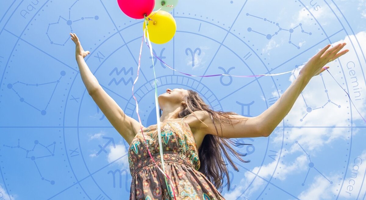 Frau in Sommerkleid hält bunte Luftballons in den Händen und blickt freudig in den Himmel, im Hintergrund ein transparenter Tierkreis mit Sternzeichen-Symbolen.