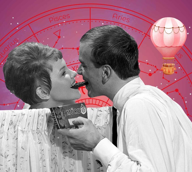 Schwarz-weißes Retro-Paar teilt sich ein Stück Schokolade mit dem Mund vor einem farbigen astrologischen Hintergrund mit Tierkreiszeichen wie Aries und Pisces. Im Hintergrund schwebt ein rosafarbener Heißluftballon. | © Getty Images/ Sjöberg Bildbyrå, WinWin.artlab, sceptical cactus, OyoyStudio, kucingpink/ mohamad imron hamsyah und Benzwitart via Canva.com [M]