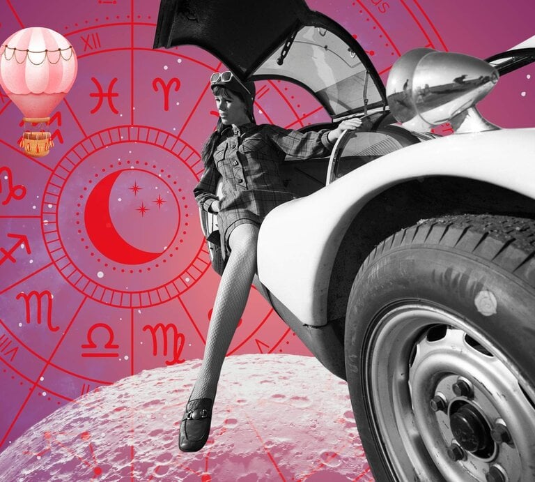 Collage aus Vintage-Elementen mit einer Frau in Netzstrumpfhosen, die aus einem Oldtimer steigt, vor einem astrologischen Hintergrund mit Tierkreiszeichen, Mondsymbol und Heißluftballon – symbolisiert ein kosmisches Abenteuer im Zeichen des Jobhoroskops. | © Getty Images/ Sjöberg Bildbyrå, WinWin.artlab, sceptical cactus, OyoyStudio, kucingpink/ mohamad imron hamsyah und Benzwitart via Canva.com [M]
