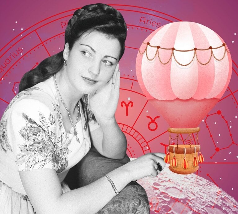 Retro-inspirierte Frau im floralen Kleid mit verträumtem Blick, lehnt sich an eine Mondoberfläche, vor einem astrologischen Hintergrund mit Tierkreiszeichen und Heißluftballon – steht symbolisch für einen fantasievollen Start in die Horoskopwoche. | © Getty Images/ Sjöberg Bildbyrå, WinWin.artlab, sceptical cactus, OyoyStudio, kucingpink/ mohamad imron hamsyah und Benzwitart via Canva.com [M]