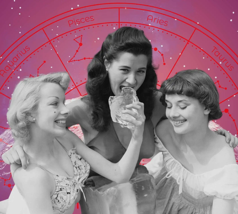 Drei fröhliche Frauen im Vintage-Stil lachen zusammen, eine hält ein riesiges Stück Eis. Dahinter ein astrologisches Horoskop-Rad. Symbol für Lebensfreude, Freundschaft und gute Sterne. | © Getty Images/ Ron Case, WinWin.artlab, sceptical cactus, OyoyStudio und kucingpink/ mohamad imron hamsyah via Canva.com [M]