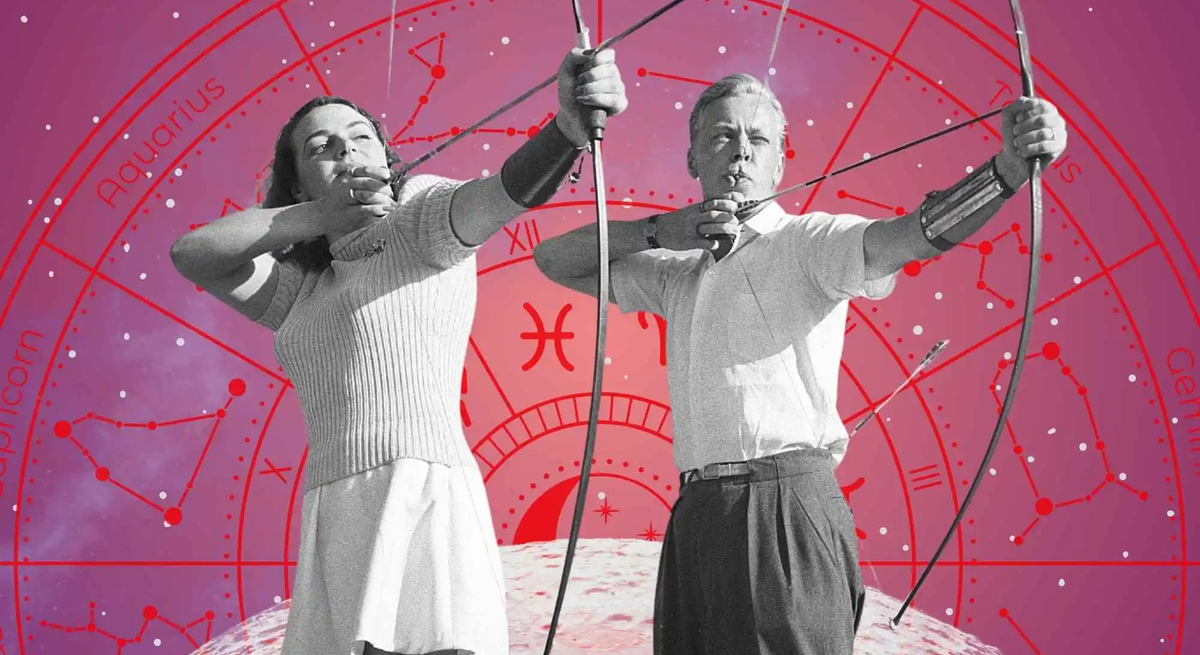 Zwei Personen im Retro-Stil zielen mit Pfeil und Bogen vor einem rosa-lila Sternenhimmel mit Tierkreiszeichen im Hintergrund. Symbolisiert Zielstrebigkeit und Leidenschaft in der Liebe.