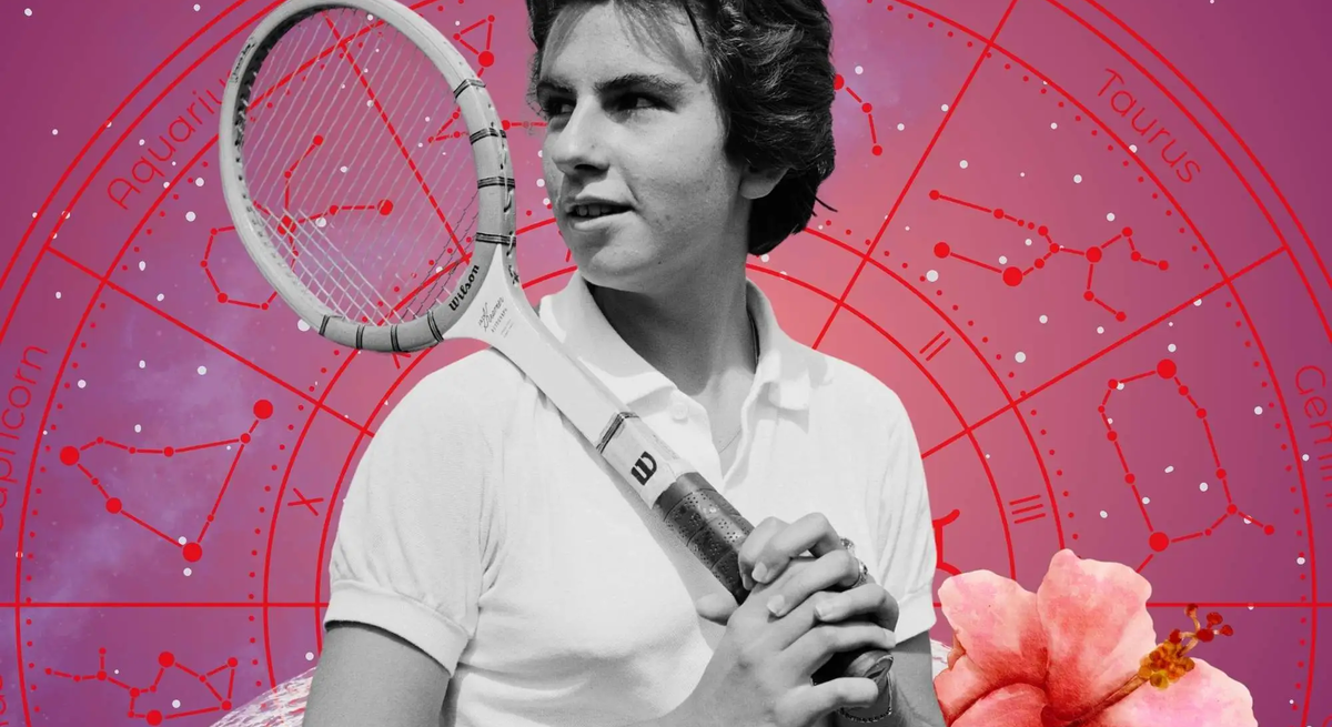 Junger Mensch mit Tennisschläger vor Sternenhimmel mit Tierkreiszeichen. Der sportliche Fokus steht für Einsatzbereitschaft und Zielorientierung im Berufsleben. Hibiskusblüte im Vordergrund.