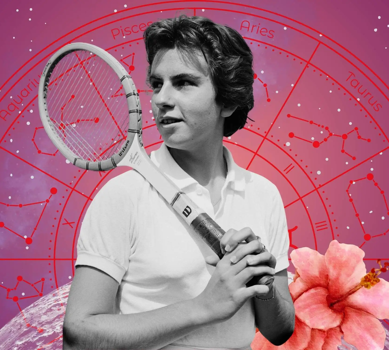 Junger Mensch mit Tennisschläger vor Sternenhimmel mit Tierkreiszeichen. Der sportliche Fokus steht für Einsatzbereitschaft und Zielorientierung im Berufsleben. Hibiskusblüte im Vordergrund. | © Getty Images/ John Pratt, WinWin.artlab, sceptical cactus, OyoyStudio, kucingpink/ mohamad imron hamsyah und baddesigner via Canva.com [M]