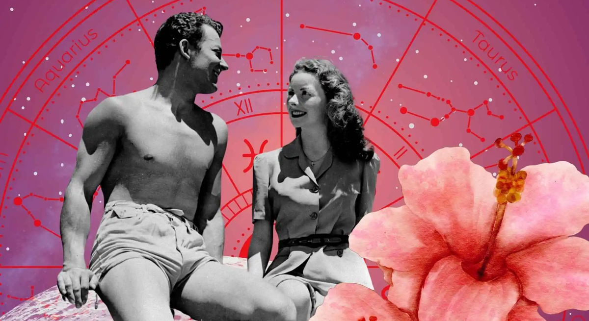 Schwarz-weiß Foto eines lächelnden Paares im Vintage-Look, das sich vor einem astrologischen Tierkreis-Hintergrund gegenüber sitzt. Im Vordergrund große Hibiskusblüten. Thema: Sommerflirts und Sternzeichen.
