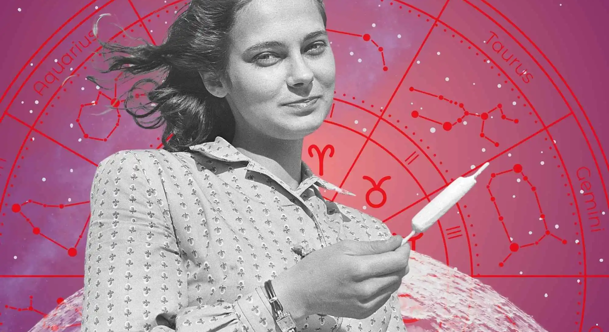Junge Frau mit Retro-Charme hält ein Eis am Stiel vor einem astrologischen Hintergrund mit Tierkreiszeichen und Sternbildern – Symbolbild für Horoskop, Sommerstimmung und Sternzeichen-Einflüsse.