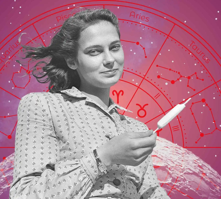 Junge Frau mit Retro-Charme hält ein Eis am Stiel vor einem astrologischen Hintergrund mit Tierkreiszeichen und Sternbildern – Symbolbild für Horoskop, Sommerstimmung und Sternzeichen-Einflüsse. | © Getty Images/ Sjöberg Bildbyrå, WinWin.artlab, sceptical cactus, OyoyStudio, kucingpink/ mohamad imron hamsyah und baddesigner via Canva.com [M]