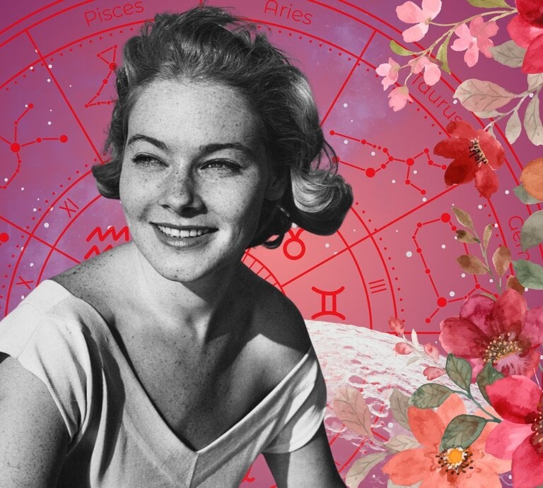Porträt einer lächelnden jungen Frau im Retro-Stil vor einem pink-violetten astrologischen Hintergrund mit Tierkreiszeichen wie Zwillinge, Wassermann und Widder. Der Himmel ist mit Sternbildern und Konstellationen versehen. Farbige Blumenillustrationen in Rosa, Rot und Orange rahmen das Bild – eine Mischung aus Vintage-Charme, Lebensfreude und Astrologie. | © Getty Images/ Keystone Features, WinWin.artlab, sceptical cactus, OyoyStudio, kucingpink/ mohamad imron hamsyah und Asrul Aqroni via Canva.com [M]