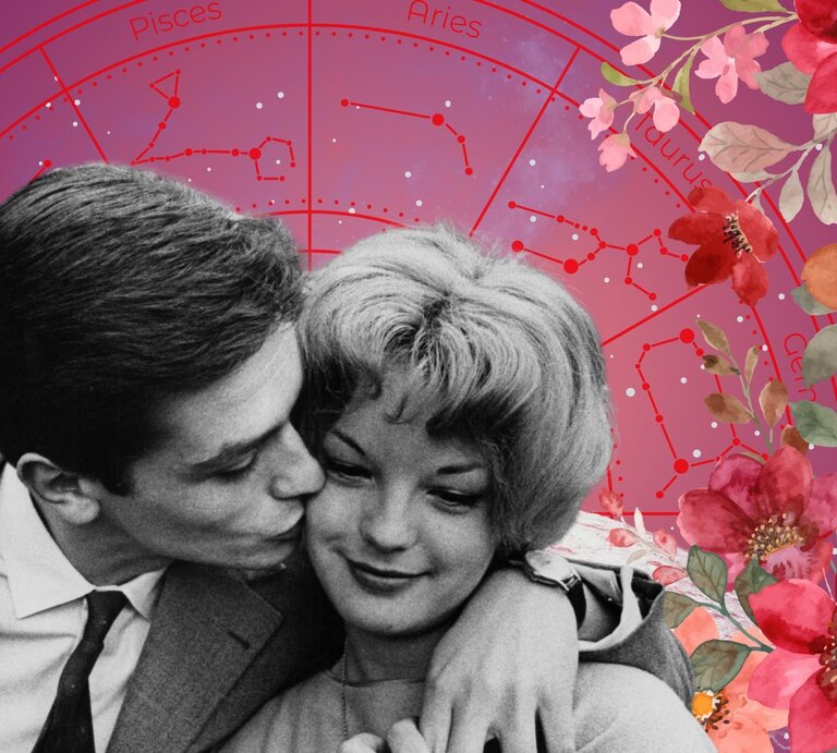Romantisches Retro-Foto eines jungen Paares: Ein Mann in Anzug und Krawatte küsst eine lächelnde Frau auf die Wange, die sich an ihn lehnt. Im Hintergrund ist ein pink-violetter Sternenhimmel mit astrologischen Sternzeichen wie Pisces, Aries und Taurus zu sehen. Umrahmt wird die Szene von farbenfrohen Blumenillustrationen in Rot, Rosa und Orange – eine verspielte Mischung aus Nostalgie, Liebe und Astrologie. | © Getty Images/ Keystone Features, WinWin.artlab, sceptical cactus, OyoyStudio, kucingpink/ mohamad imron hamsyah und Asrul Aqroni via Canva.com [M]