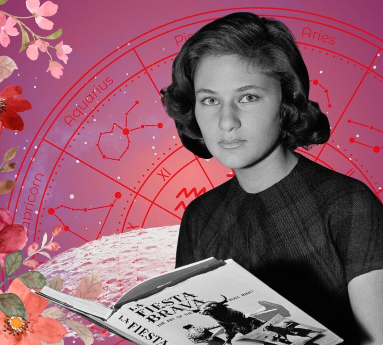 Vintage-Foto einer jungen Frau mit ernstem Blick, die ein aufgeschlagenes Buch mit dem Titel ‚La Fiesta Brava‘ in der Hand hält. Im Hintergrund ist ein pink-violetter Sternenhimmel mit astrologischen Sternzeichen wie Capricorn, Aquarius und Aries zu sehen. Blumenillustrationen in kräftigen Rot-, Rosa- und Orangetönen rahmen das Bild – eine Mischung aus Retro-Stil, Intellekt und Astrologie. | © Getty Images/ Keystone Features, WinWin.artlab, sceptical cactus, OyoyStudio, kucingpink/ mohamad imron hamsyah und Asrul Aqroni via Canva.com [M]