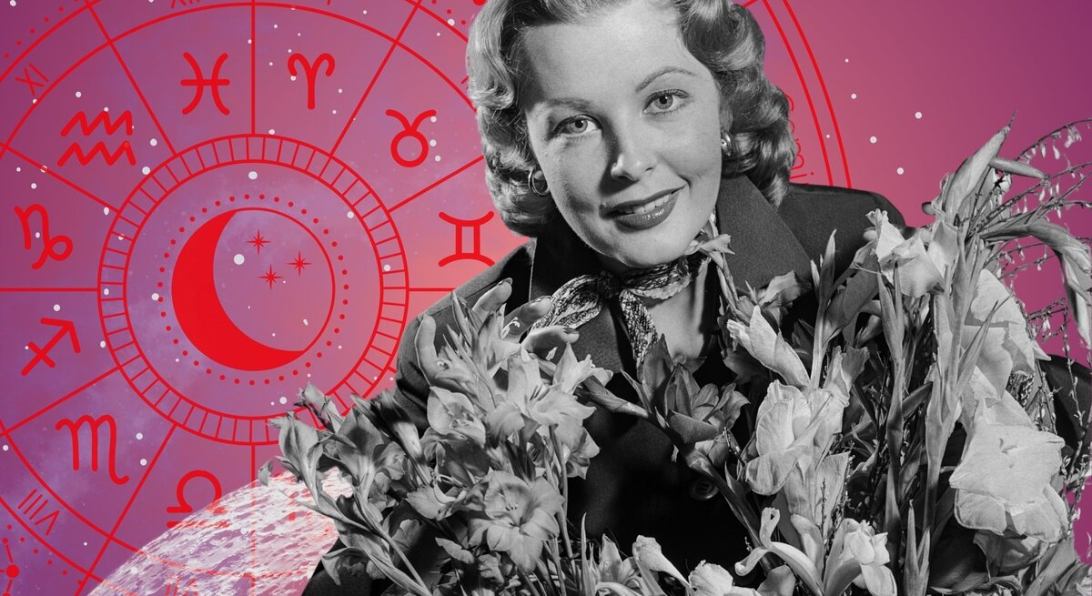 Eine lächelnde Frau mit welligem Haar, umgeben von einem Strauß aus Lilien und Gladiolen, posiert vor einem astrologischen Rad mit Mondsymbol. Ihr retro-inspiriertes Outfit und der florale Vordergrund kontrastieren mit dem modernen, kosmischen Hintergrund.