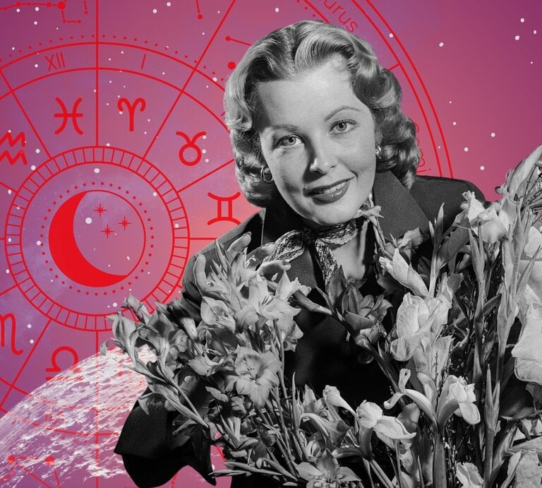 Eine lächelnde Frau mit welligem Haar, umgeben von einem Strauß aus Lilien und Gladiolen, posiert vor einem astrologischen Rad mit Mondsymbol. Ihr retro-inspiriertes Outfit und der florale Vordergrund kontrastieren mit dem modernen, kosmischen Hintergrund. | © Getty Images/ Keystone Features, WinWin.artlab, sceptical cactus, OyoyStudio und kucingpink/ mohamad imron hamsyah via Canva.com [M]