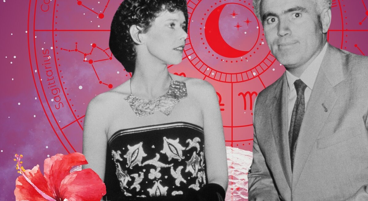 Eine elegant gekleidete Frau in schulterfreiem Kleid mit auffälligem Collier steht neben einem grauhaarigen Mann im Anzug. Im Hintergrund ist ein astrologisches Rad mit Sternzeichen wie Skorpion, Schütze und Wassermann zu sehen. Eine rote Hibiskusblüte unten links rundet das mystische Design ab.