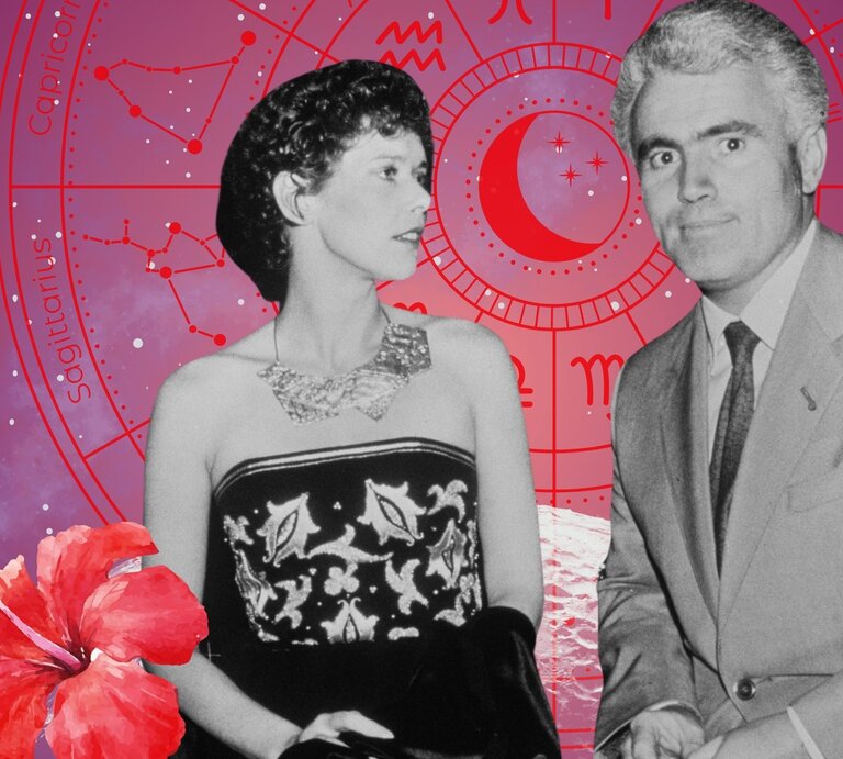 Eine elegant gekleidete Frau in schulterfreiem Kleid mit auffälligem Collier steht neben einem grauhaarigen Mann im Anzug. Im Hintergrund ist ein astrologisches Rad mit Sternzeichen wie Skorpion, Schütze und Wassermann zu sehen. Eine rote Hibiskusblüte unten links rundet das mystische Design ab. | © Getty Images/ Keystone Features, WinWin.artlab, sceptical cactus, OyoyStudio, kucingpink/ mohamad imron hamsyah und floral designer via Canva.com [M]