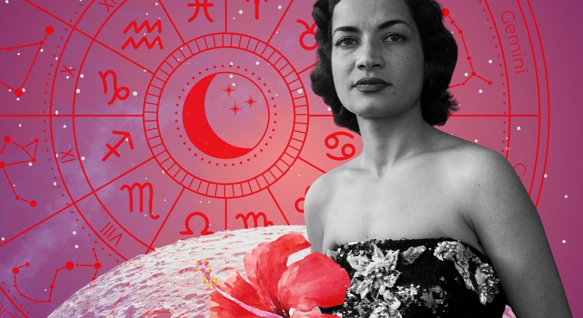 Eine Frau mit hochgestecktem, dunklem Haar und trägerlosem Paillettenkleid steht vor einem astrologischen Kreis, in dem Mond und Tierkreiszeichen leuchten. Eine große rote Hibiskusblüte im Vordergrund verstärkt den sinnlich-romantischen Charakter des Bildes.
