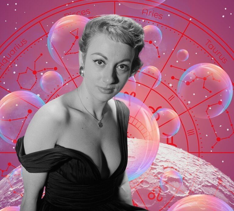 Eine stilisierte Collage mit einer Frau im Vintage-Look in Schwarz-Weiß vor einem farbenfrohen astrologischen Hintergrund. Hinter ihr ist ein rotes Horoskop-Rad mit Tierkreiszeichen und Konstellationen auf pink-violettem Sternenhimmel zu sehen. Schimmernde Seifenblasen schweben durch das Bild, während im Vordergrund eine Mondoberfläche angedeutet ist. Das Bild kombiniert Retro-Ästhetik mit moderner, mystischer Symbolik. | © Getty Images/ Keystone Features, WinWin.artlab, sceptical cactus, OyoyStudio, kucingpink/ mohamad imron hamsyah und Jaya Adi Prastya via Canva.com [M]