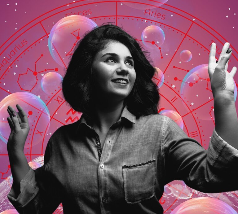 Eine lächelnde Frau blickt hoffnungsvoll nach oben, während sie vor einem astrologischen Sternzeichenrad mit bunten Blasen und kosmischem Hintergrund steht – Symbol für Lebensfreude, Sternenglück und positive Zukunftsaussichten. | © Getty Images Signature/ themacx, WinWin.artlab, sceptical cactus, OyoyStudio, kucingpink/ mohamad imron hamsyah und Jaya Adi Prastya via Canva.com [M]