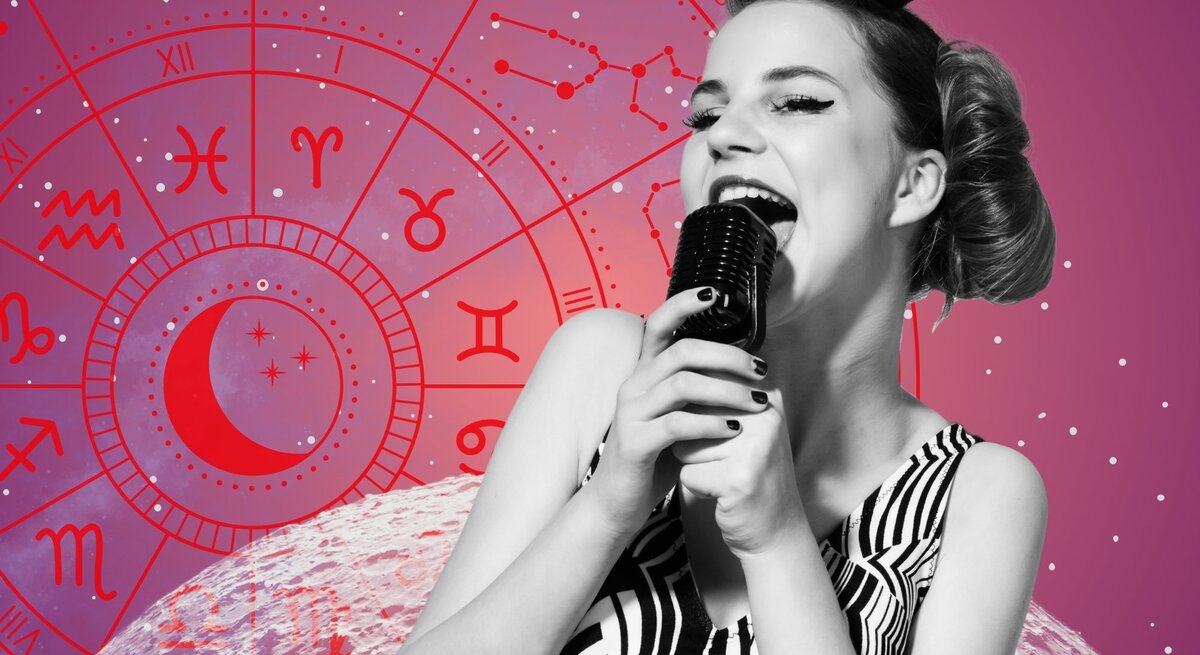 Schwarz-weißes Porträt einer lachenden Frau mit Retro-Frisur und gestreiftem Kleid, die ein Mikrofon hält. Im Hintergrund ein pink-violetter Sternenhimmel mit roten astrologischen Symbolen und Tierkreiszeichen.