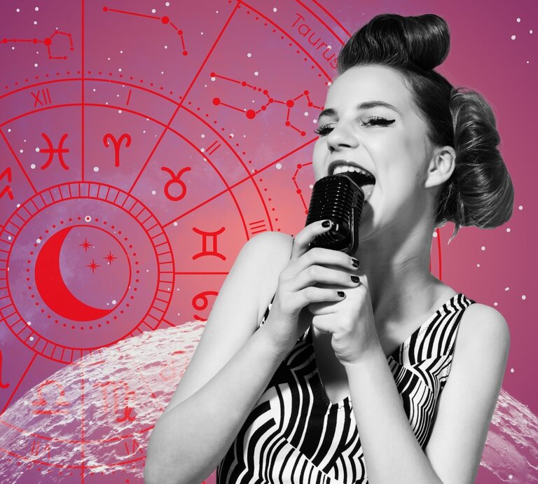 Schwarz-weißes Porträt einer lachenden Frau mit Retro-Frisur und gestreiftem Kleid, die ein Mikrofon hält. Im Hintergrund ein pink-violetter Sternenhimmel mit roten astrologischen Symbolen und Tierkreiszeichen. | © Adobe Stock/ Volodymyr, WinWin.artlab, sceptical cactus, OyoyStudio und kucingpink/ mohamad imron hamsyah via Canva.com [M]