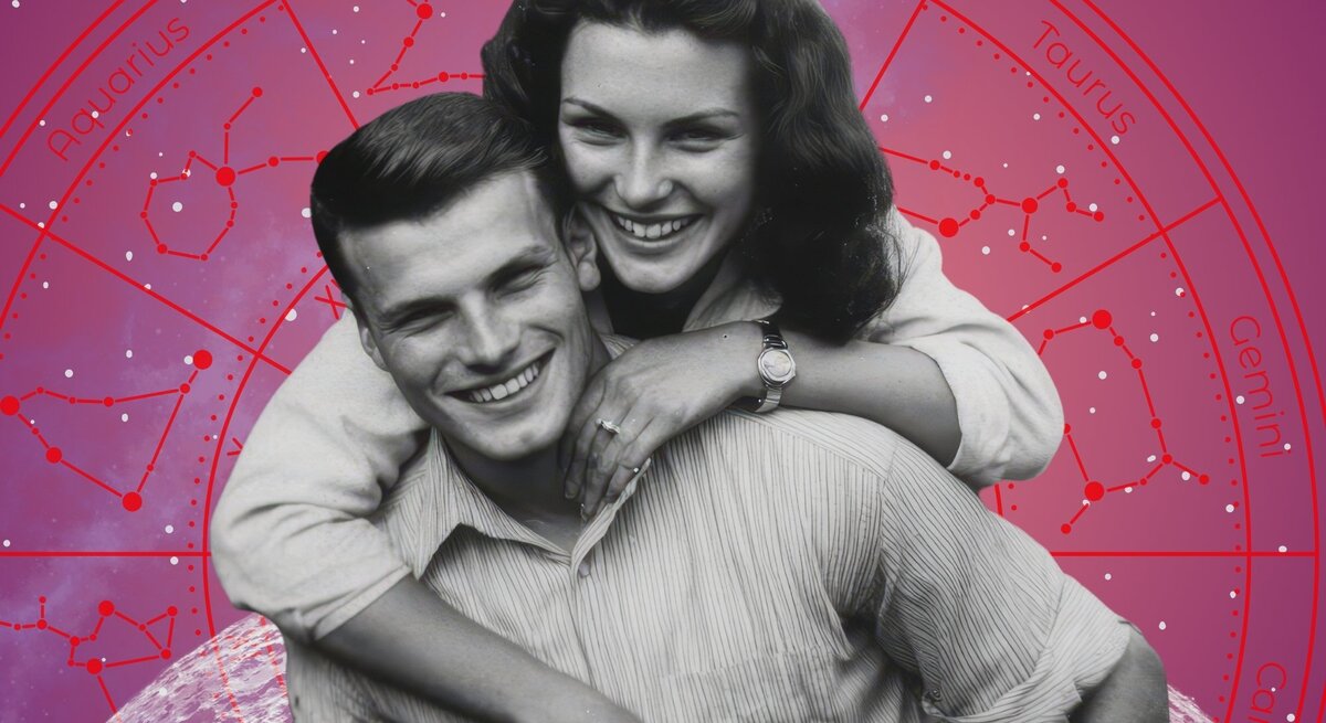 Schwarz-weißes Porträt eines Paares im retro-Stil. Er nimmt sie Huckepack. Im Hintergrund ein pink-violetter Sternenhimmel mit roten astrologischen Symbolen und Tierkreiszeichen.