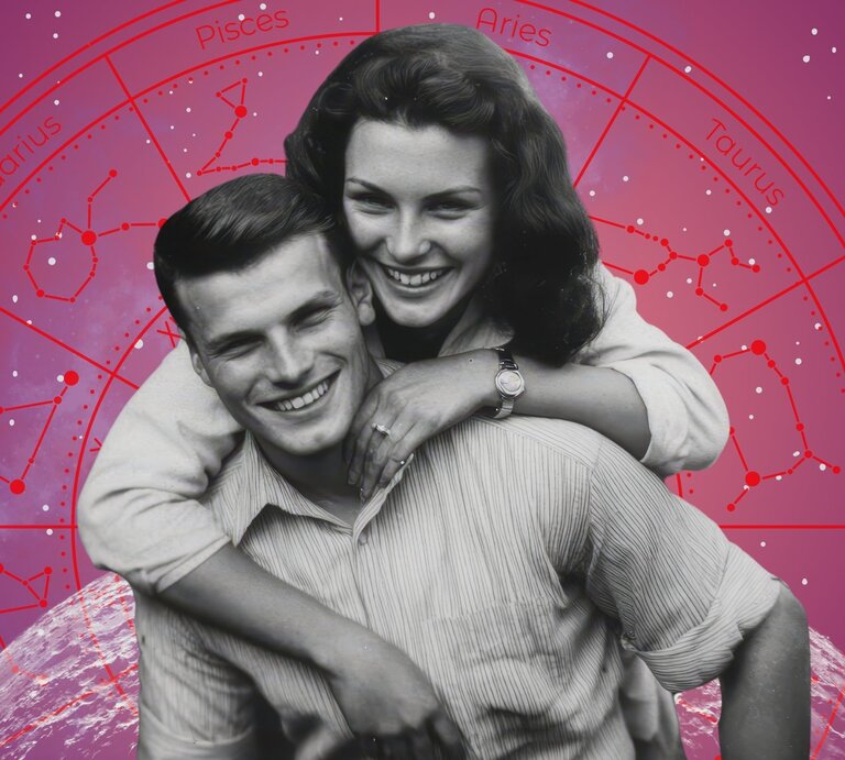 Schwarz-weißes Porträt eines Paares im retro-Stil. Er nimmt sie Huckepack. Im Hintergrund ein pink-violetter Sternenhimmel mit roten astrologischen Symbolen und Tierkreiszeichen. | © Adobe Stock/ Spencer, WinWin.artlab, sceptical cactus, OyoyStudio und kucingpink/ mohamad imron hamsyah via Canva.com [M]