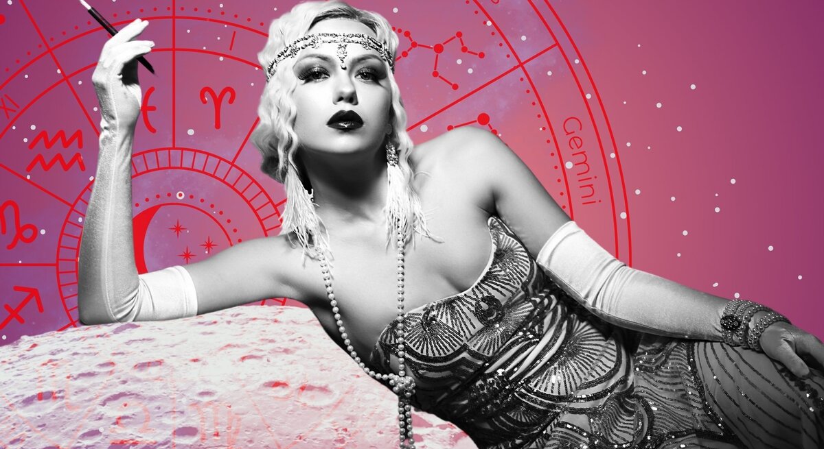 Schwarz-weißes Porträt einer elegant gekleideten Frau im Stil der 1920er Jahre mit langen Handschuhen, Perlenkette und Zigarettenspitze. Im Hintergrund ein pink-violetter Sternenhimmel mit roten astrologischen Symbolen und Tierkreiszeichen.