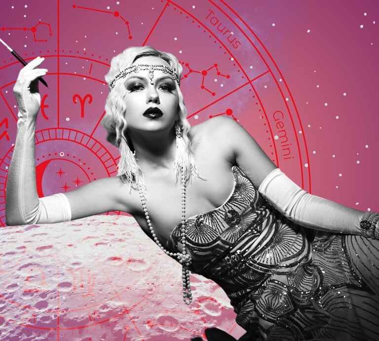 Schwarz-weißes Porträt einer elegant gekleideten Frau im Stil der 1920er Jahre mit langen Handschuhen, Perlenkette und Zigarettenspitze. Im Hintergrund ein pink-violetter Sternenhimmel mit roten astrologischen Symbolen und Tierkreiszeichen. | © Adobe Stock/ zea_lenanet, WinWin.artlab, sceptical cactus, OyoyStudio und kucingpink/ mohamad imron hamsyah via Canva.com [M]