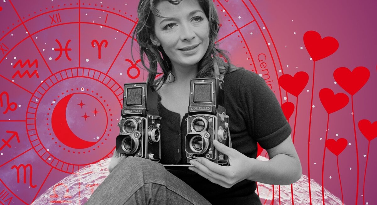 Junge Frau mit zwei Vintage-Rolleiflex-Kameras, vor astrologischem Kreis mit Tierkreiszeichen – kreative Energie, Selbstwert und Berufung unter dem Einfluss von Venus im Stier.