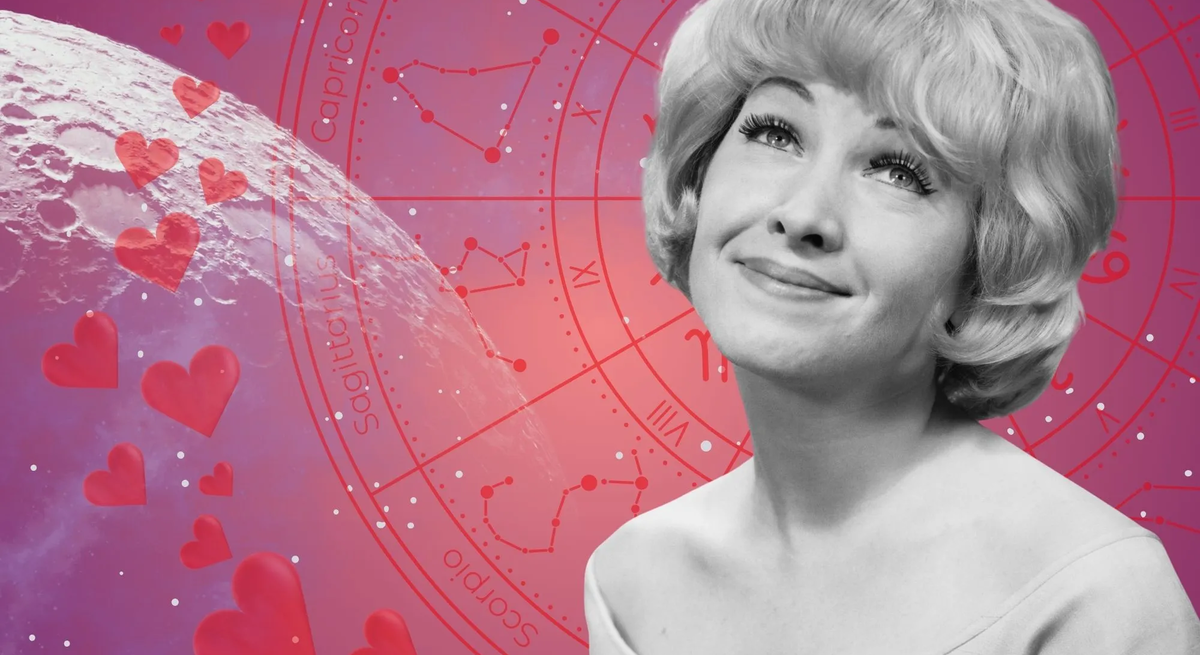 Lächelnde Frau blickt verträumt nach oben, vor einem pink-lilafarbenen Hintergrund mit Mond, roten Herzen und astrologischem Sternzeichenkreis – Symbolbild für ein Singlehoroskop.